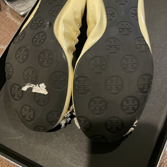 Tory Burch Women's Ivory Reese Scrunch Tassel Ballet Flat Sz 7 shoes - Picture 7 of 7